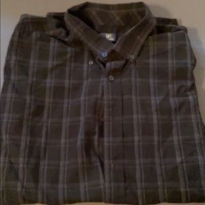 Men’s shirt sleeve button down